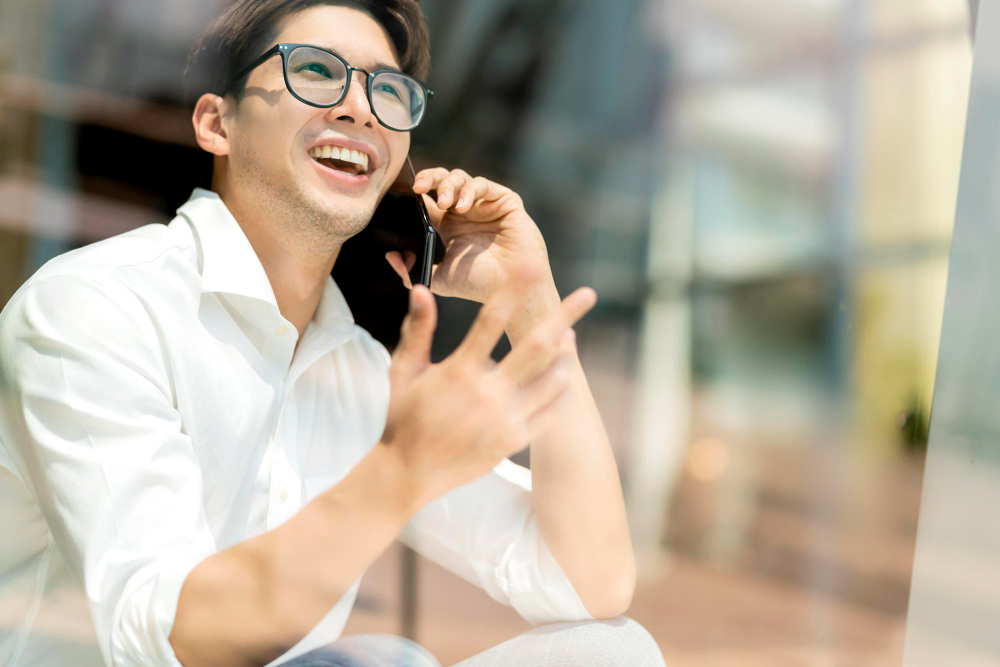 woman-with-cellphone